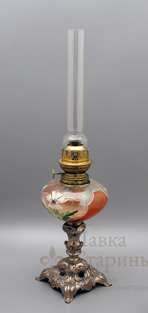 Керосиновая лампа с цветочным орнаментом